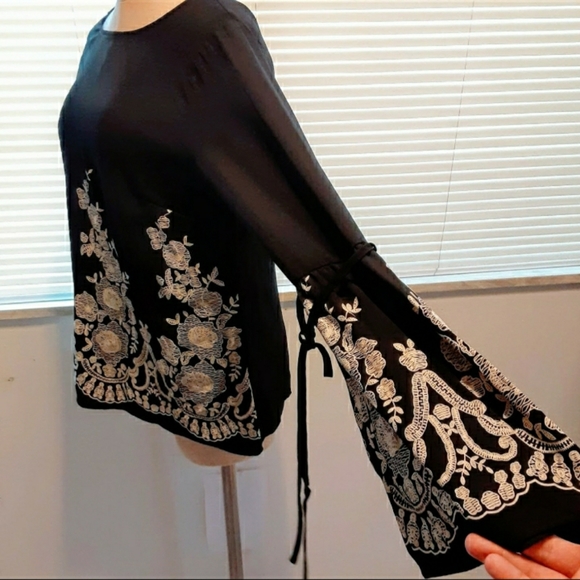 Maurice's Bell Sleeve Floral Detail Border Blouse - Picture 3 of 10